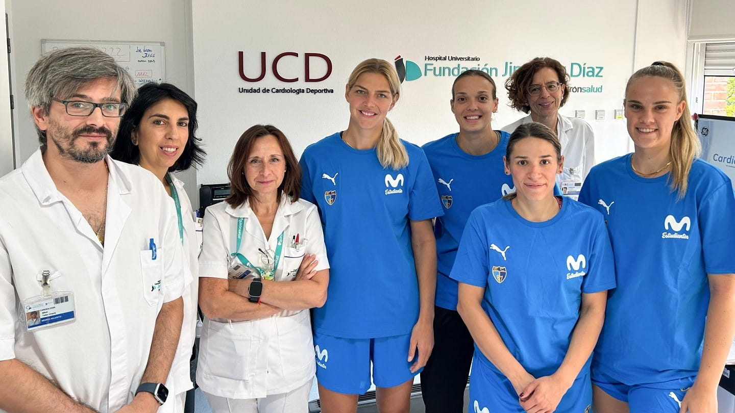 El equipo médico de la FJD junto al equipo femenino del Movistar Estudiantes