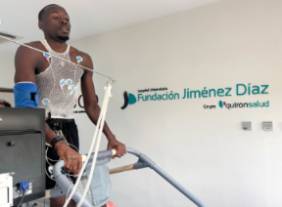 El jugador Amida Brimah realizando el reconocimiento en la FJD