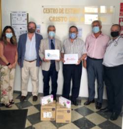 Entrega de guantes en el Centro de Estimulación Precoz Cristo del Buen Fin