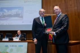 Ruiz Escudero entregó el premio al Dr. Bermúdez de Castro