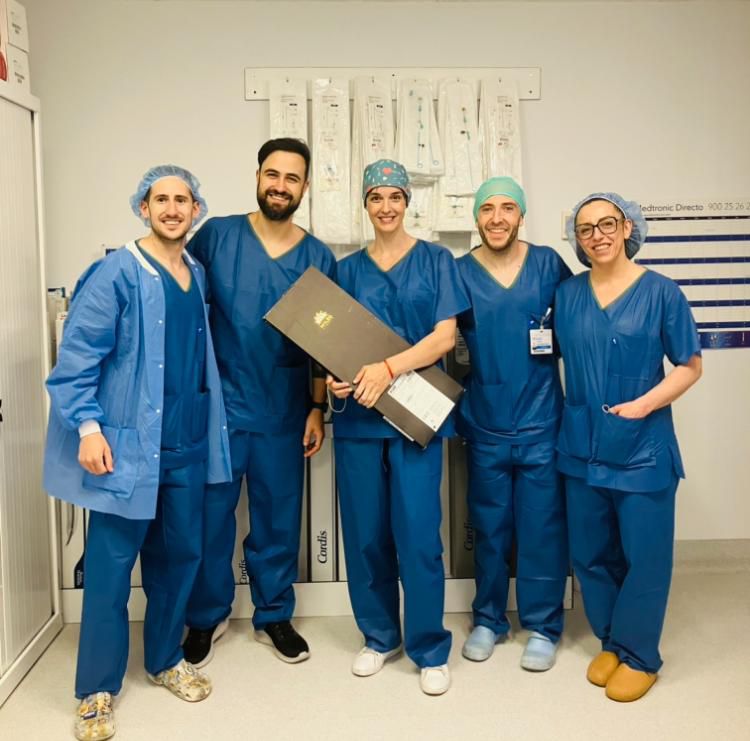 Profesionales del Servicio de Radiología Intervencionista del HUIE que realizaron la intervencion