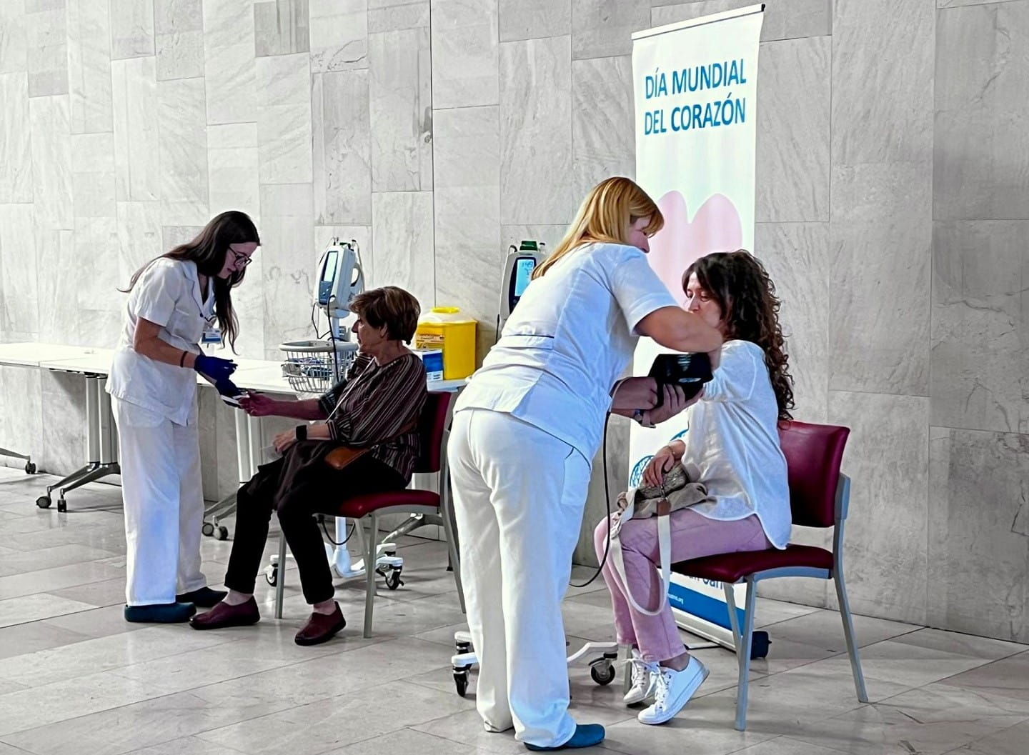 Mesas de valoración del riesgo cardiovascular instaladas en el hall del HURJC con motivo de la Jornada del Día Mundial del Corazón