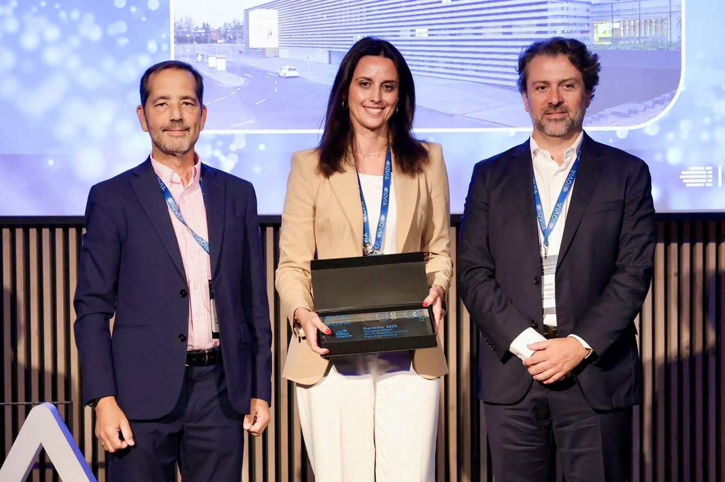 El Dr. Arcos y Marta del Olmo, con el Premio Top Value Global