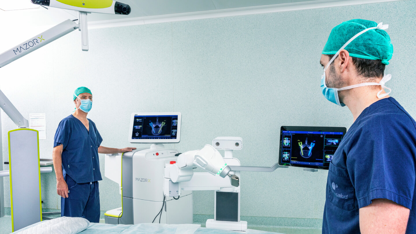 Hospital Quirónsalud Barcelona_ Robot Mazor X_ Dr. Clavel y Dr. Catala