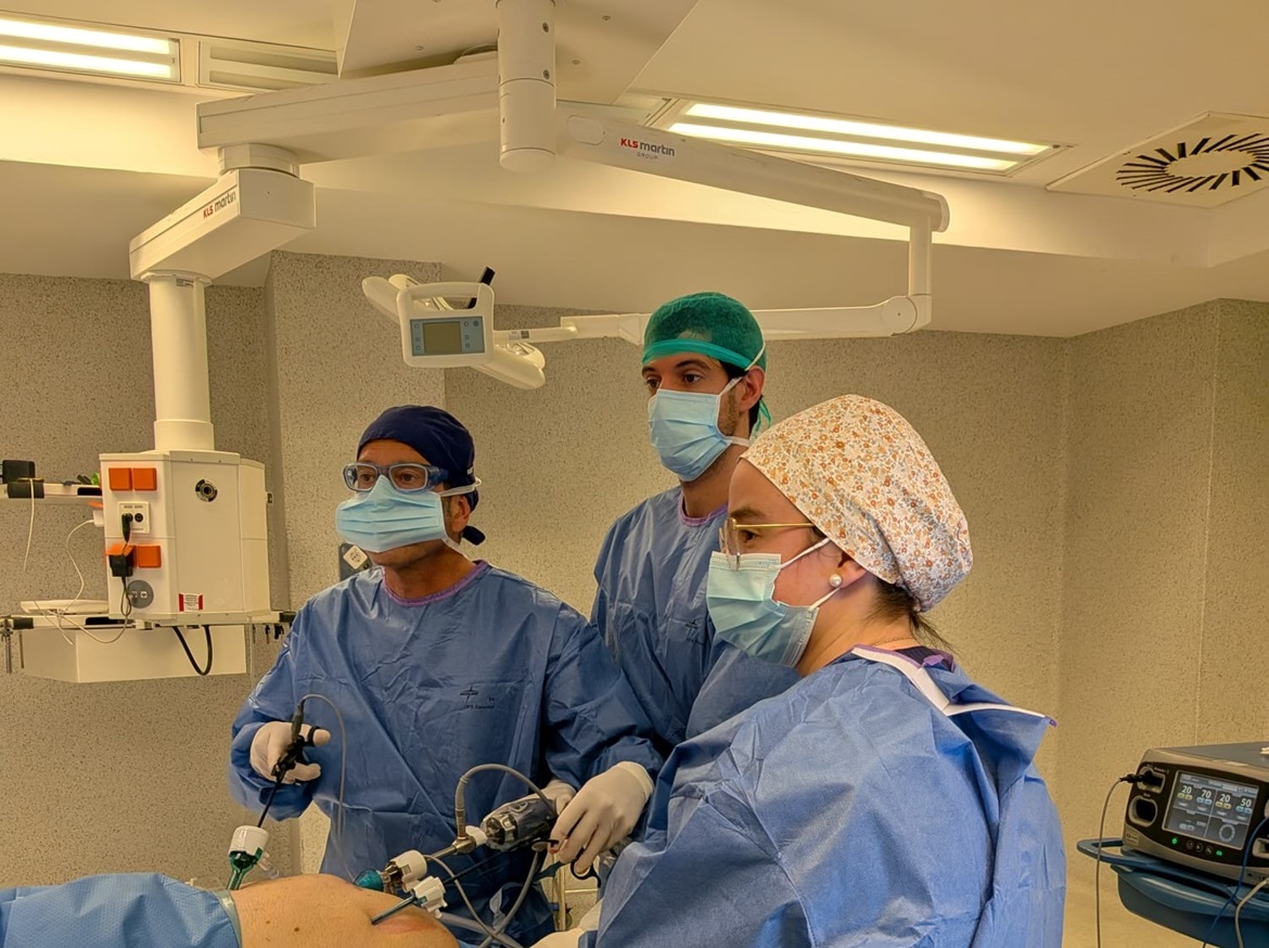 Doctor-Padilla-durante-proceso-quirúrgico
