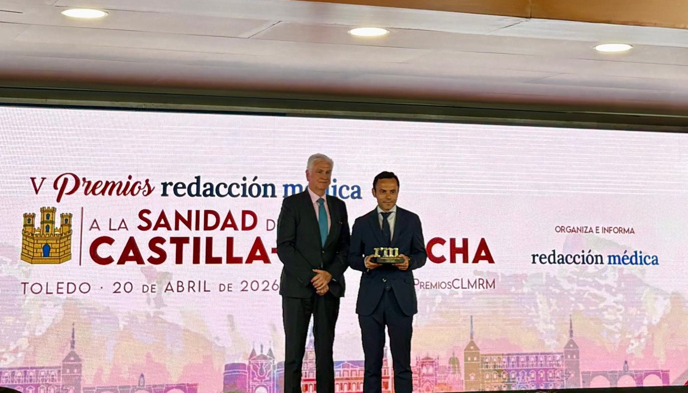 Momento-entrega-Premio-Redaccion-Medica-a-Quirónsalud-Ciudad-Real