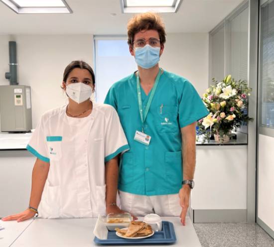 Profesionales del Hospital Quirónsalud Córdoba con la merienda especial.