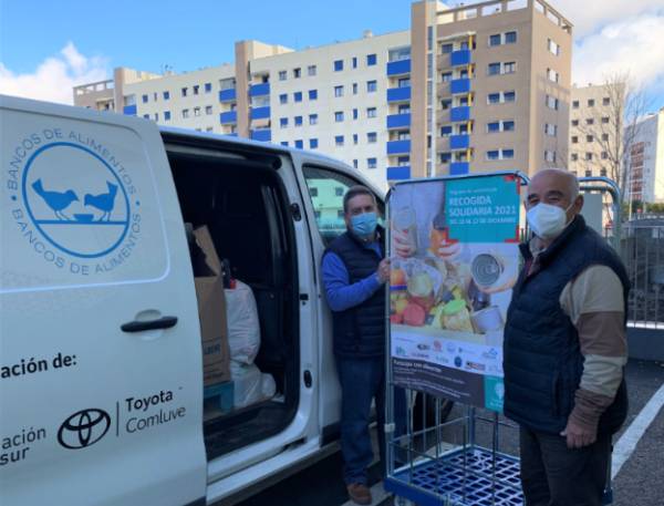 Recogida de alimentos y juguetes.