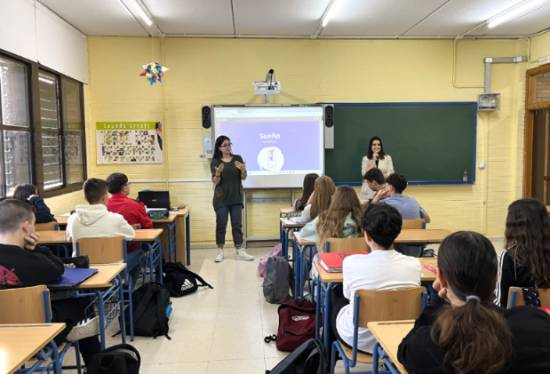 La doctora Carmen Gutiérrez (a la derecha) durante su participación en uno de los talleres.