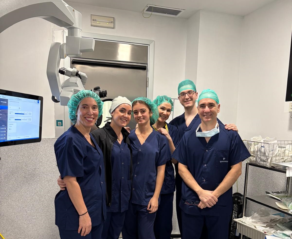 Equipo del Hospital Quirónsalud Toledo durante la preparación de una cirugía de implante coclear inteligente