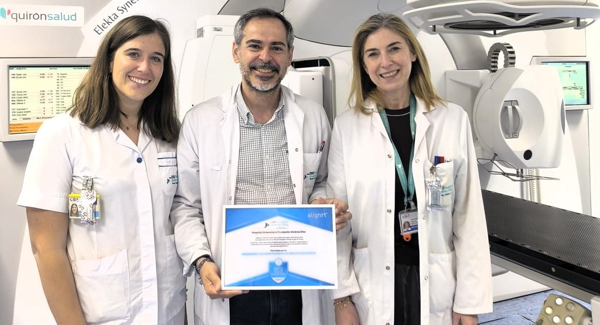 De izda. a dcha, Adriana Hurtado, supervisora del servicio, el Dr. J. Luna y M. Rincón