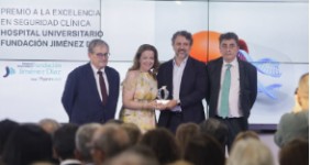 El Dr. Javier Arcos en el momento de recoger el premio