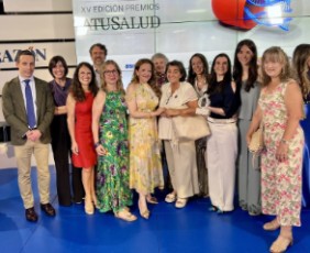 La consejera de Sanidad con el Dr. Arcos y algunos de los profesionales de la FJD que asistieron al acto de entrega de los premios