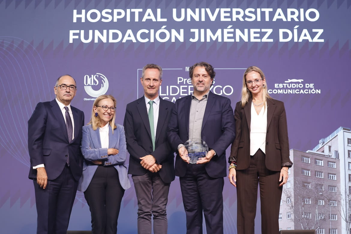 El Dr. Arcos recogió el Premio al Liderazgo Sanitario en “I+D+i” a la FJD, junto a los dres. Ayuso y García-Foncillas