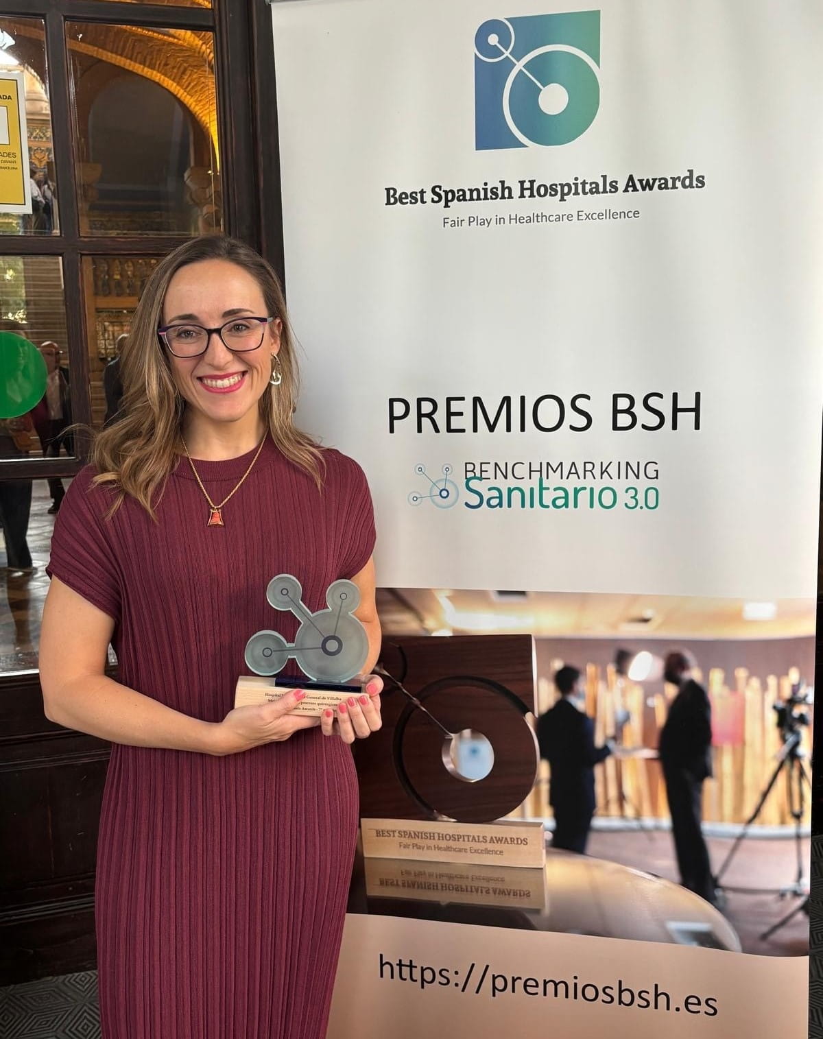 La Dra. Mateos con el premio en la categoría ganadora