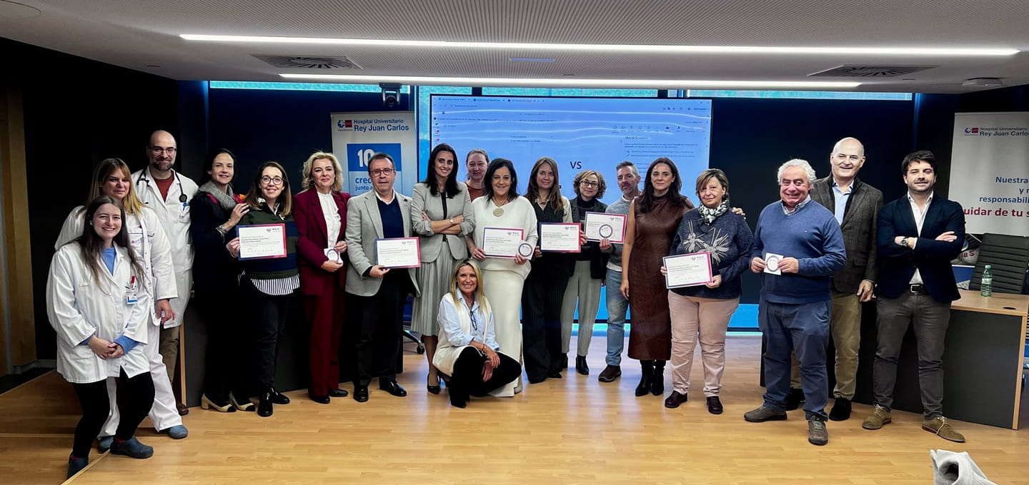El Dr. Fernández Tabera (7º por la izda) con representantes del HUGV y de otros hospitales participantes en el acto de cierre del programa MAIC Continuum