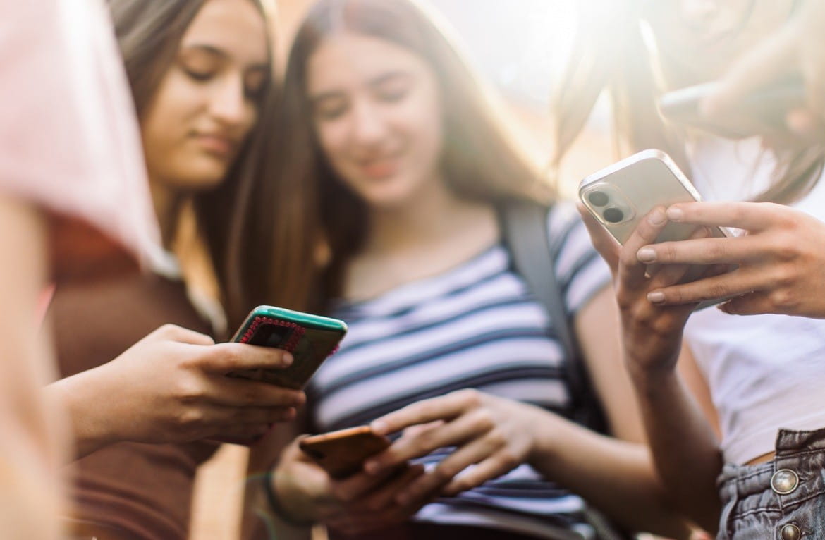 La digitalización, redes sociales e inmediatez son parte de las características que condicionan la forma en la que los adolescentes se relacionan y construyen su identidad
