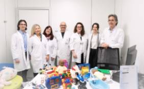 El Dr. Sergio Benavente (izda) y el Dr. Enrique Baca (jefe del departamento, dcha), con el resto de miembros del servicio