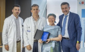 Ramón Polo, el Dr. José Ortuño y Miguel Foronda rodean a la Dra. Pilar Samper, a quien se entregó un cariñoso reconocimiento