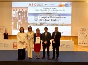 Marta del Olmo, Marta García Camí y el Dr. Jorge Short recogieron el Premio BiC al Mejor Hospital de Complejidad Media