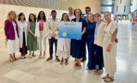 Gran parte del equipo de la Dirección Gerencia del HURJC con el diploma acreditativo del sello dorado JCI