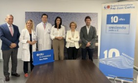 De izda. a dcha, T. Chivato, la Dra. R. Barba, el Dr. M. Durán, M. del Olmo, R. M. Visiedo y el Dr. J. Short tras la firma del convenio