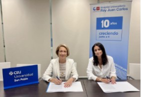 R. M. Visiedo y M. del Olmo en el momento de la firma del convenio