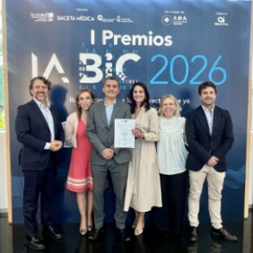 Dr. Arcos, Dra. A. Pascual (dtora. médica HUIE), Olmo, Blanco, L. Alfaro (dtora. Calidad HUIE) y Dr. J. Short (gerente territorial adjunto HUIE, HURJC y HUGV)