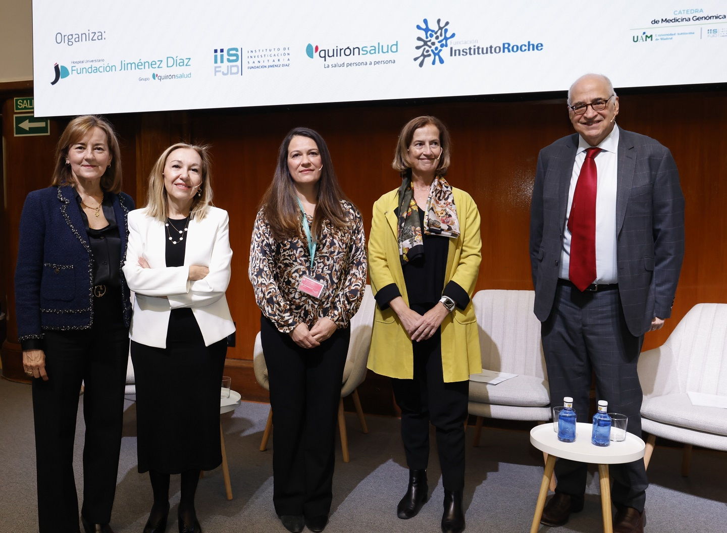 De izda. a dcha, Martín de Dios, Dra. Ayuso, Dra. Marta Cremades (dtora. médica de la FJD), Dra González del Yerro y Federico Plaza (pte. de la Fundación Instituto Roche