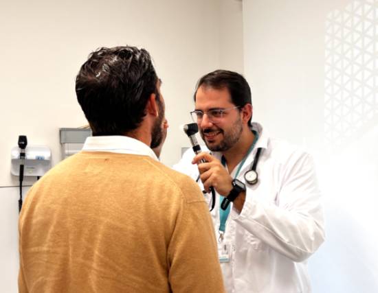 El doctor Ángel Delgado con un paciente en consulta.