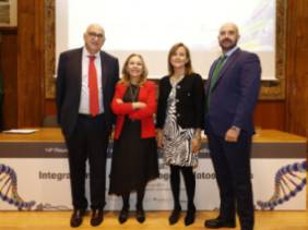 La mesa inaugural posa antes del inicio de la jornada