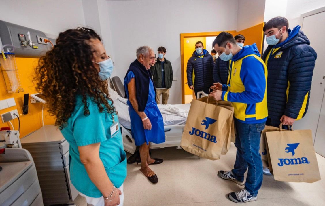 visita-jugadores-balonmano-caserio-hospital-quironsalud-toledo-Navidad