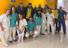 visita-jugadores-balonmano-caserio-hospital-quironsalud-toledo-Navidad-con-empleados