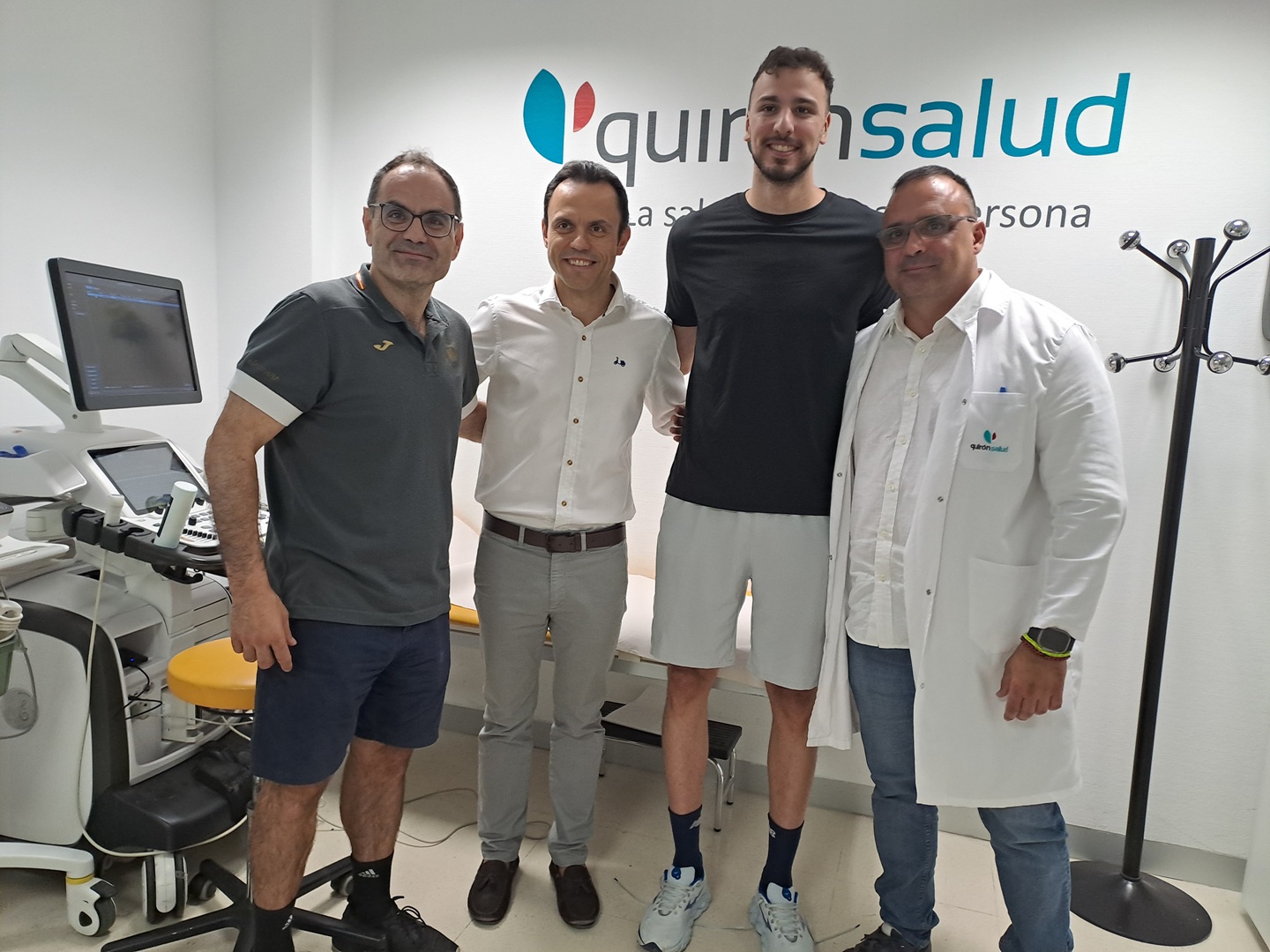 El presidente del Balonmano Caserío, el gerente del Hospital Quirónsalud Ciudad Real y el doctor Maseda durant el reconomiento médico a un jugador de la plantilla