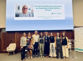La Dra. Vázquez (4ª por la dcha), junto al resto de organizadoras y ponentes de la jornada