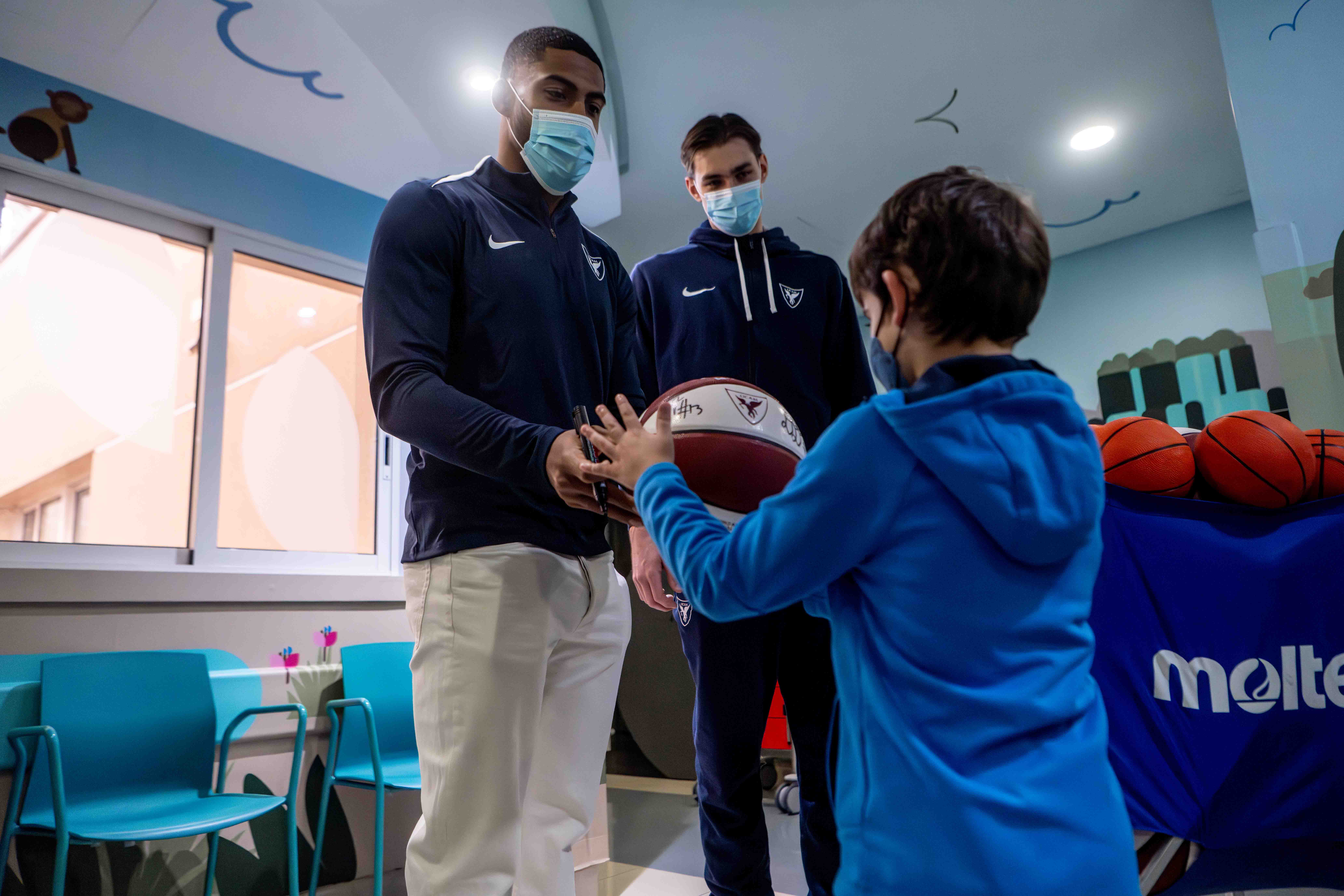 Jugadores de UCAM visitan el hospital Quirónsalud Murcia