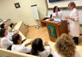 Un momento del desarrollo de la sesión formativa impartida por las doctoras