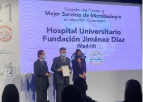 2021 11 17 El Dr. Gadea en el momento de recoger el Premio BiC 2021 al Mejor Servicio de Microbiología para la FJD