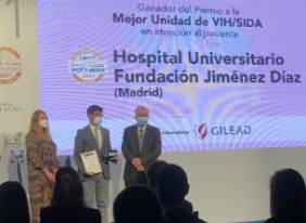 2021 11 17 El Dr. Cabello en el momento de recoger el Premio BiC 2021 a la Mejor Unidad VIH Sida para la FJD