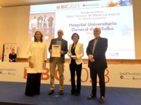 2023 11 23 Los doctores Núñez y El Kadaoui recogieron el Premio BiC al Hospital con Mejor Servicio de Medicina Interna