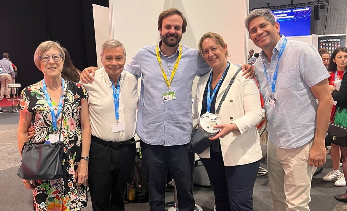 Daniel Oliva y la Dra. Sara Heili, muestran el dispositivo junto a otros miembros representantes del proyecto Emily.AI
