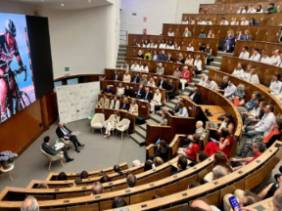 Más allá de los hitos científicos, entre los asistentes ha calado el relato vital del invitado