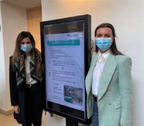 Marta Galán, supervisora de Enfermería del Área Quirúrgica, junto a su poster, acompañara de Aránzazu Escalante.