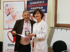 2018 10 15 Momento en el que el presidente de AMAC entrega a la Dra. Llamas la Medalla de Feasan 2018