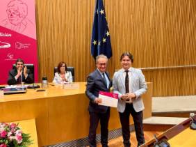 2023 10 10 El Dr. Villar en el momento de recoger el premio