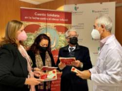 Entrega del libro sobre cáncer infantil