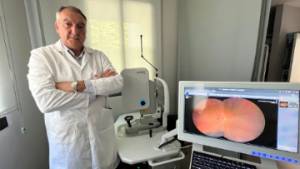 El doctor Martin Leal con el nuevo retinografo