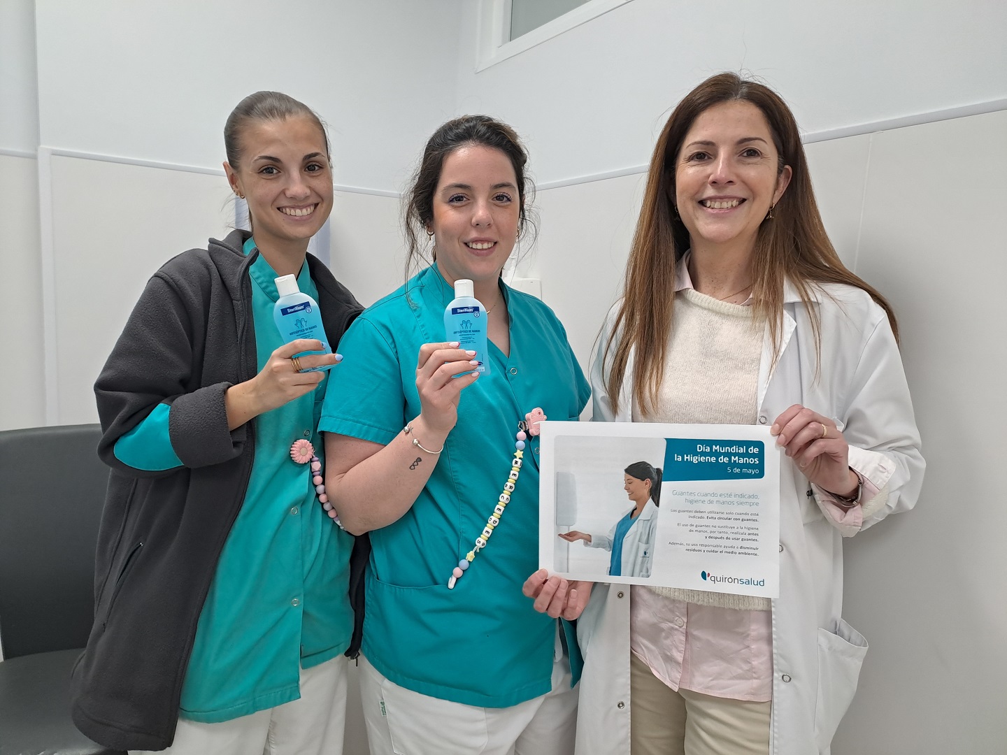 Equipo de reparto de hidrogel en el Dia higiene manos