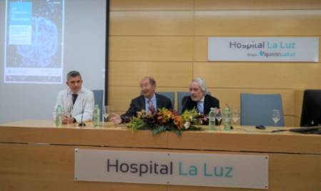 Dr. Christian Garriga Braun, Gerente del Hospital La Luz, José María Sánchez de la Peña, presidente del Consejo de Administración del Hospital La Luz y el Dr. Francisco Villarejo