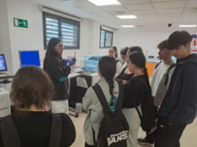 visita-alumnos-Atenea-hospital-Quirónsalud-Ciudad-Real-laboratorio